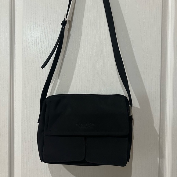Kenneth Cole Reaction black nylon Crossbody - Picture 1 of 7